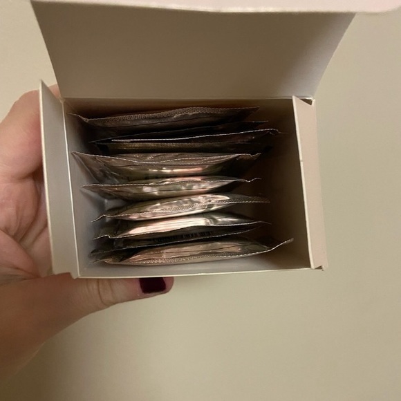 Luxie Quick Wipe Pro Brush Cleaning Wipes - Picture 2 of 7